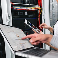 Laptop aufgeklappt im Serverraum