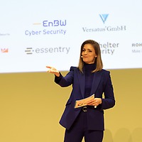 Wiebke Binder in einem blauen Hosenanzug bei der Moderation auf der protekt 2024 Wiebke Binder in einem blauen Hosenanzug bei der Moderation auf der protekt 2024