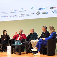 Fünf Personen sitzen auf der protekt 2024 in Sesseln auf einer Bühne und diskutieren; hinter ihnen sind die Logos zahlreicher Partnerunternehmen eingeblendet. Fünf Personen sitzen auf der protekt 2024 in Sesseln auf einer Bühne und diskutieren; hinter ihnen sind die Logos zahlreicher Partnerunternehmen eingeblendet.