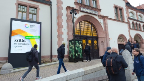 Bersucher:innen der protekt 2024 stehen vor dem Eingangsbereich der Kongresshalle